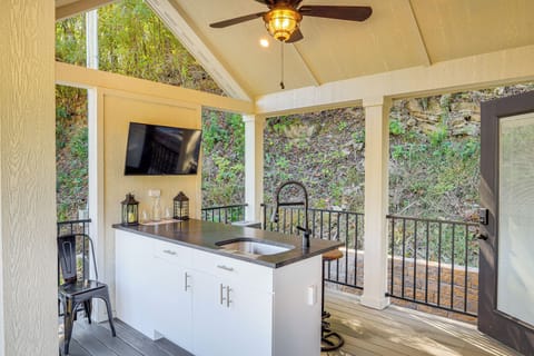 Deck | Wet Bar w/ Mini Fridge | Smart TV