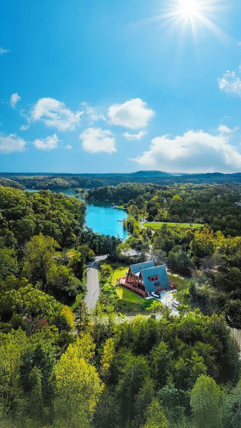 Charming Cabin Retreat: Embrace serene lakeside living surrounded by lush greenery!