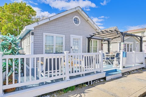 Long Beach Vacation Rental | 3BR | 1BA | 2 Steps Required | 924 Sq Ft