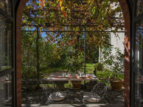 Plant, Table, Botany, Leaf, Shade, Building, Lighting, Architecture, Interior Design, Wood