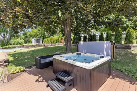 Enjoy the all season private hot tub