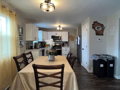 Dining area that seats (6)