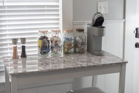 A perfectly organized breakfast nook, ready for a delicious start to the day!☕️  #CozyKitchen