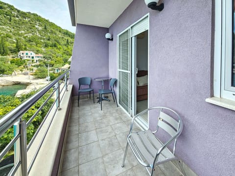 Plant, Property, Window, Interior Design, Shade, Chair, Building, Wood, Sky, Floor