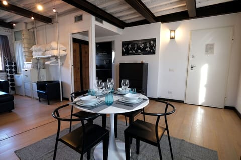 Table, Furniture, Wood, Lighting, Building, Interior Design, House, Hall, Flooring, Floor