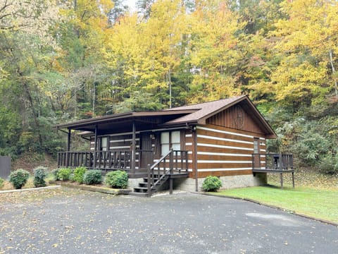 Clean 2 bedroom 2 bath 1 Mile from the entrance of Dollywood