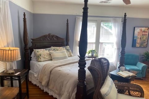 Large suite with insuite bathroom & its own kitchenette