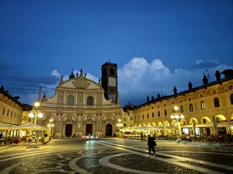 Piazza Ducale e il Duomo