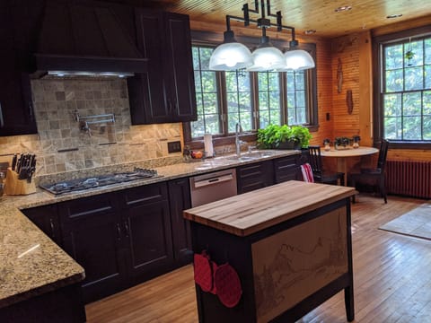 Gourmet fully equipped kitchen