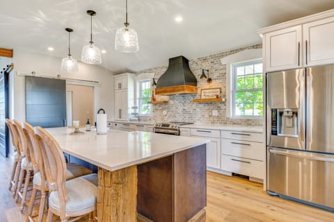 Kitchen | Dual Drip/Keurig Coffee Maker | Dishwasher | Blender | 1st Floor