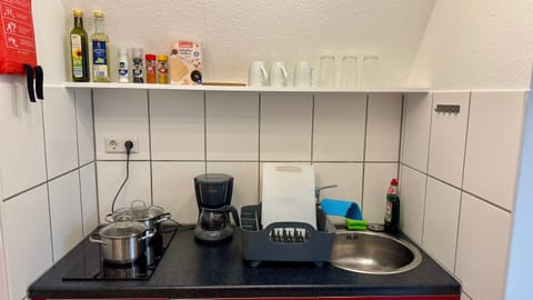 Küche mit Grundausstattung.