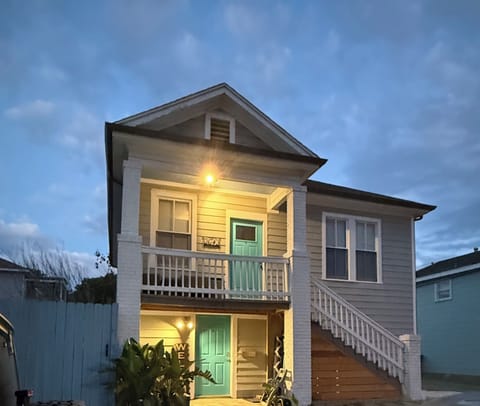 Upstairs unit- 900 sq. Renting upstairs only.