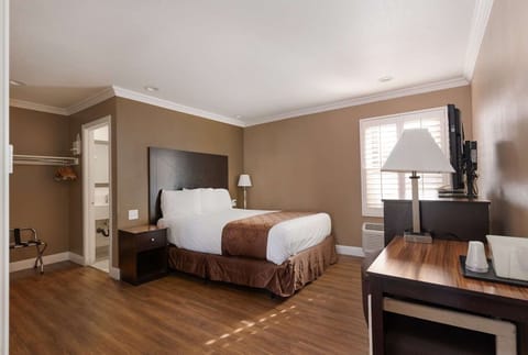 Unit with 1 Queen bed. Exact unit will be assigned upon arrival. Views, colors, and decor may vary.