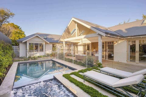 Pool & Sun lounges