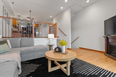 LakeView Queen Anne 3BR Townhome w  Portable AC Apartment in Queen Anne