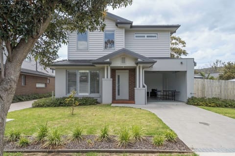 This contemporary, Hamptons-style home is ideally located a stroll from the McCrae Foreshore and a few minutes’ drive to Rosebud Beach and its nearby cafes, parks and playground. 