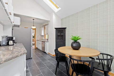 Breakfast nook & bar