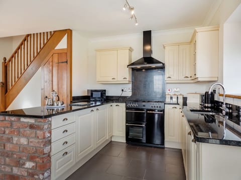 Open plan living space | Daflod - Parc Wernol Cottages, Chwilog, near Pwllheli