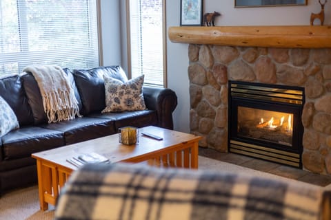 Living Room l Gas Fireplace
