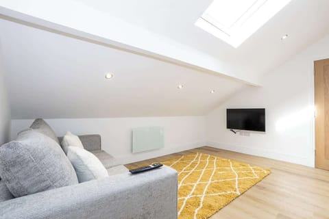The open-plan living space benefits from a double sofa-bed, a 4-seater dining table and a fully equipped kitchen with everything you need for a short or long-term stay in Manchester.
