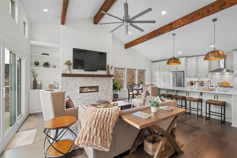 Immaculately furnished with modern decor and furniture!