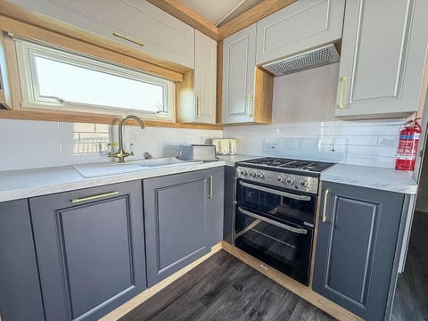 Designed for both convenience and connection, this warm and welcoming space lets you cook, dine, and socialise with your guests with ease to discuss your Hunstanton holiday plans.
