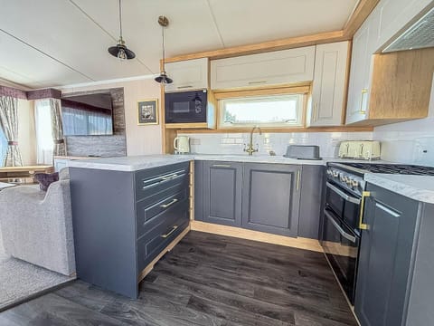 This static caravan kitchen offers space for preparing everything from a quick breakfast before hitting Hunstanton beach to a full family dinner.