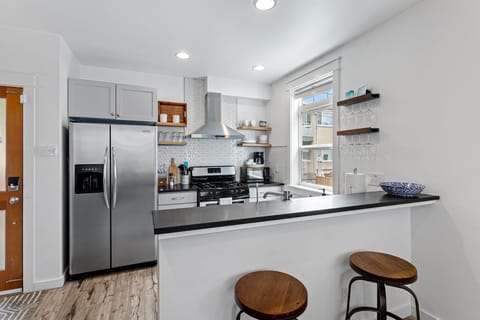 Gas cooktop, stainless appliances, dishwasher; fully stocked!