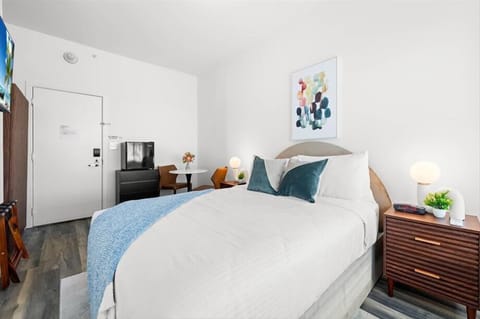 Miami Miami Beach Junior Queen Studio Bedroom