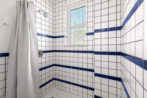 Miami Miami Beach Junior King Studio Bathroom