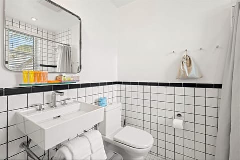 Miami Miami Beach Junior King Studio Bathroom