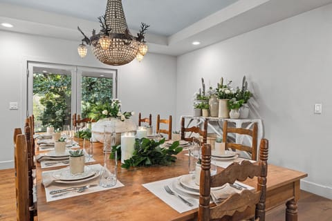 The perfect table to gather for your holiday feasts. 