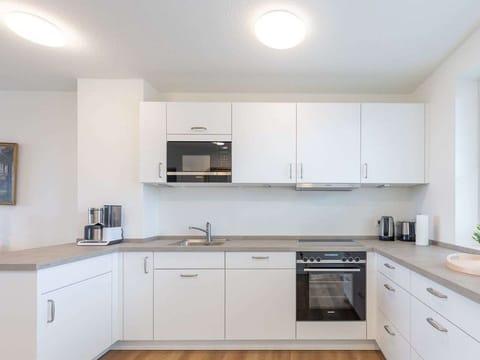 Sky, Shade, Land Lot, Cottage, Siding, Facade, Residential Area, Landscape, Roof, Grass