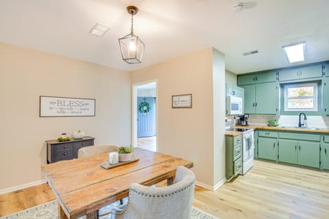 Additional Dining Area | Dishware & Flatware Provided