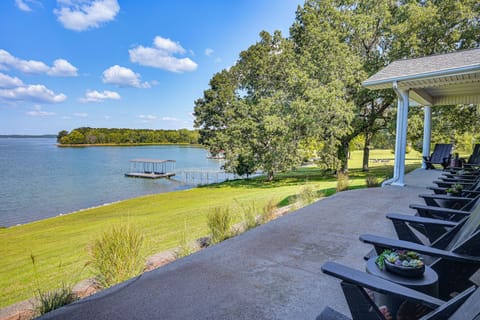 Benton Vacation Rental | 4BR | 2BA | 4,000 Sq Ft | 1 Step Required