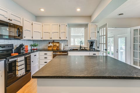 Kitchen | Cooking Basics | Refrigerator | 2-in1 Keurig Coffee Maker