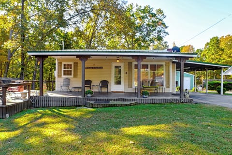 Springville Vacation Rental | 2BR | 1BA | 950 Sq Ft | 1 Step Required