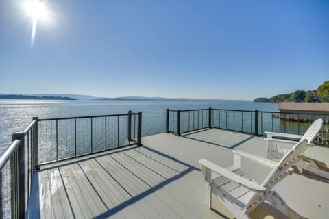Private Dock w/ Rooftop Deck | Self Check-In | 11 Mi to Cathedral Caverns Park