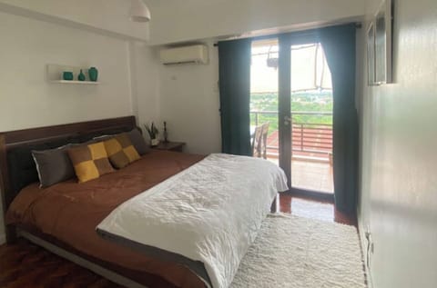 1 California Queen size bed with amazing sunset view