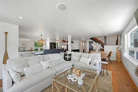 Cozy up on the comfortable large sofa with plenty of additional seating for everyone!