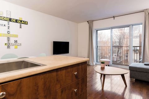 Loft lumineux à aire ouverte offrant un espace convivial et chaleureux. Chambres situées au rez-de-chaussée pour plus d’intimité, avec une mezzanine à l’étage comprenant un coin nuit et une salle de bain. Décor soigné et ambiance réconfortante.