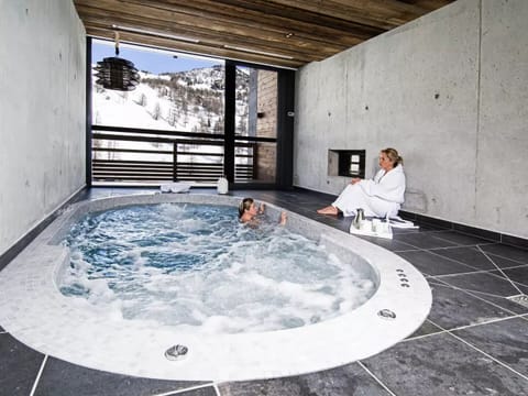 Indoor spa tub