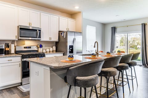 Kitchen | Keurig Coffee Maker | Air Fryer | Blender | Cooking Basics