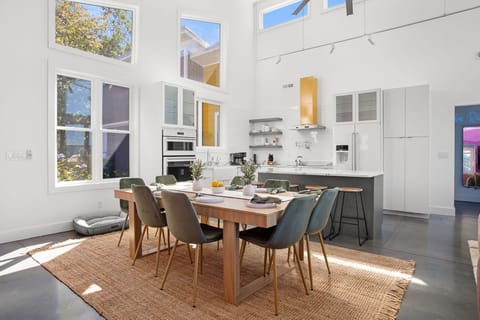 beautiful daylight streaming in all day long. 