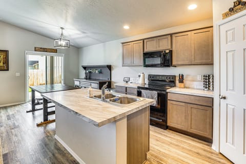 Kitchen | Keurig Coffee Maker | Dishwasher | Spices | Toaster