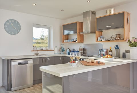 Little Treveth Lowen (sleep 4). Ground Floor: Cook up a feast for family and friends