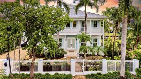 Elegant gated waterfront home in Fort Lauderdale with tropical landscaping and spacious balconies. Perfectly located near Las Olas and beaches for families and groups. #FortLauderdaleRental #LuxuryStay #FamilyVacation