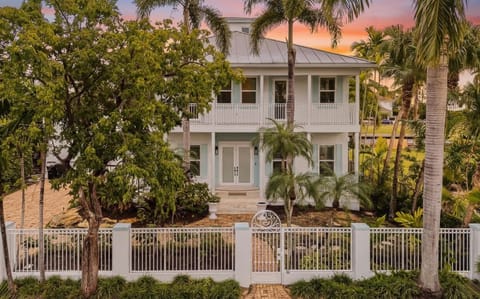Elegant gated waterfront home in Fort Lauderdale with tropical landscaping and spacious balconies. Perfectly located near Las Olas and beaches for families and groups. #FortLauderdaleRental #LuxuryStay #FamilyVacation