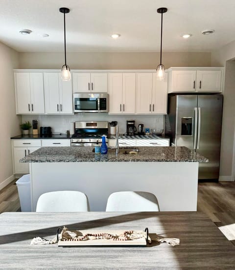 Dining & kitchen area