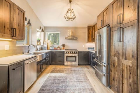 Cook magnificent family meals in this well appointed kitchen, or just heat up what's easy, we won't tell!